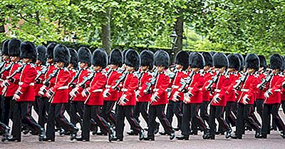 Che Cos'È Trooping The Colour?